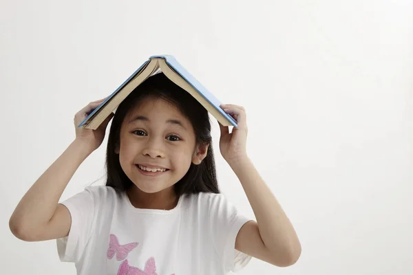 Милая Молодая Девушка Книгой Голове — стоковое фото
