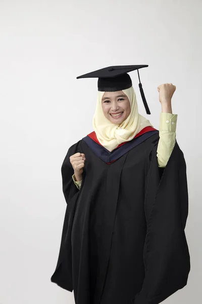 Szczęśliwa Młoda Kobieta Graduacyjnej Szarym Tle — Zdjęcie stockowe