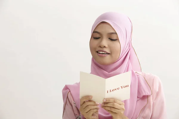 Mujer Malaya Con Tudung Celebración Amo Tarjeta Felicitación —  Fotos de Stock