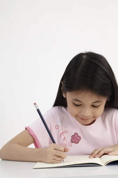 Bambina Scrivendo Facendo Compiti — Foto Stock