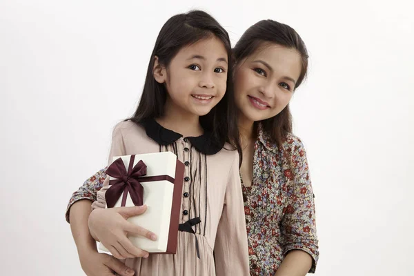 Madre Hija Malaya Con Caja Regalo —  Fotos de Stock