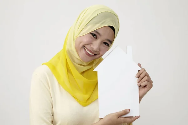 Malajsky Žena Držící Bílého Domu Tvaru Vystřihnout Papíru — Stock fotografie
