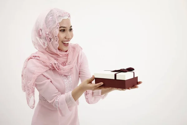 Malaiische Frau Mit Tudung Hält Ein Geschenk Der Hand — Stockfoto