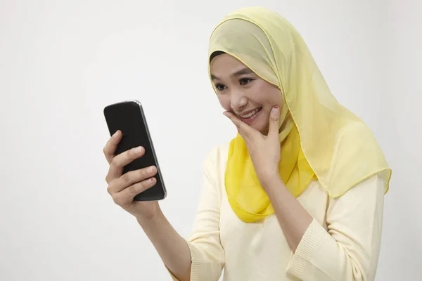 马来女子手持智能手机自拍 — 图库照片