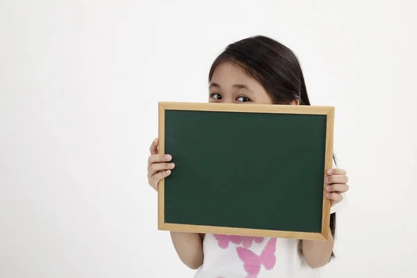 白で隔離 黒板を保持しているかわいい女の子 — ストック写真