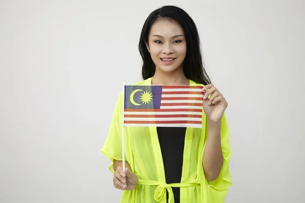 Mujer China Sosteniendo Una Bandera Malasia — Foto de Stock