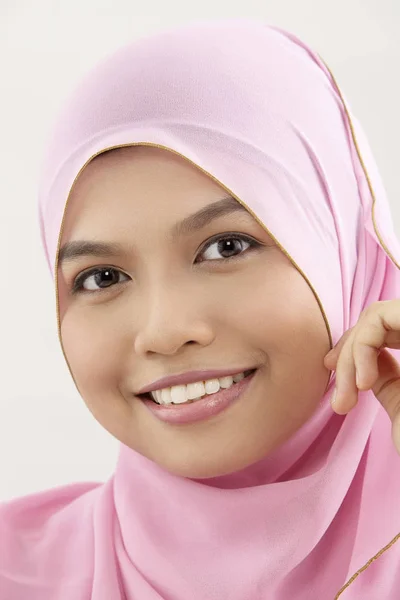 Nahaufnahme Einer Malaysischen Frau Mit Tudung Die Die Kamera Blickt — Stockfoto