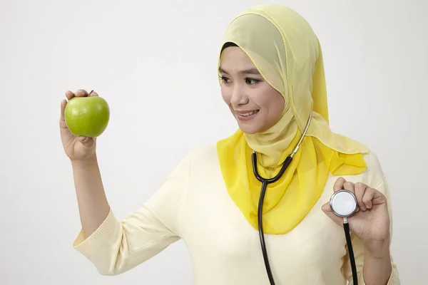 Malajsky Lékařka Drží Zelené Jablko — Stock fotografie