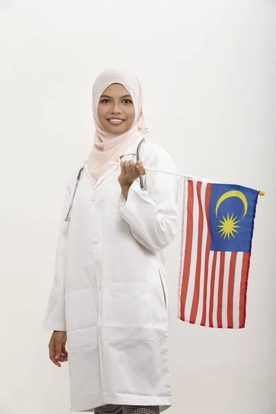 Médico Femenino Malayo Con Bandera Malasia Sobre Fondo Blanco —  Fotos de Stock