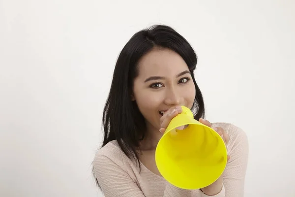 Малайська Жінка Використовує Жовтий Мегафон Білому Тлі — стокове фото