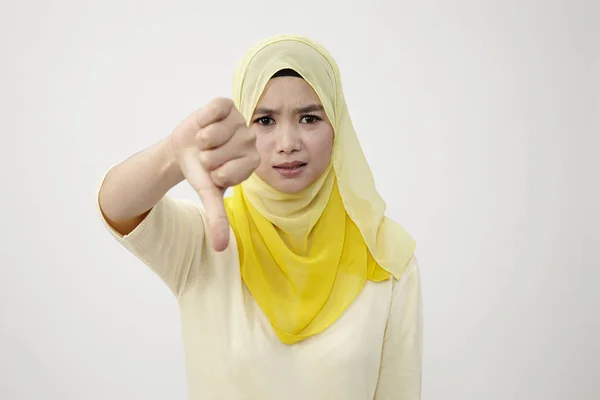 Retrato Estudio Una Mujer Joven Mostrando Signo Pulgares Hacia Abajo — Foto de Stock