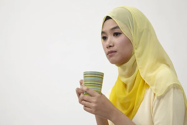 Wanita Malay Memegang Secangkir Teh Santai — Stok Foto