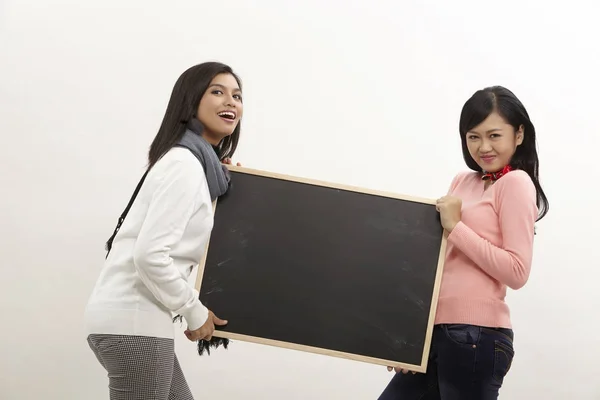 Dvě Asijské Ženy Držící Tabuli — Stock fotografie