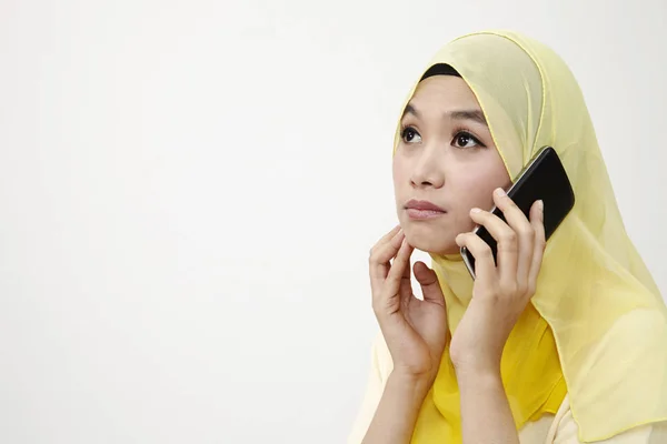 Γυναίκα Μαλαισιακά Μιλάει Στο Τηλέφωνο — Φωτογραφία Αρχείου
