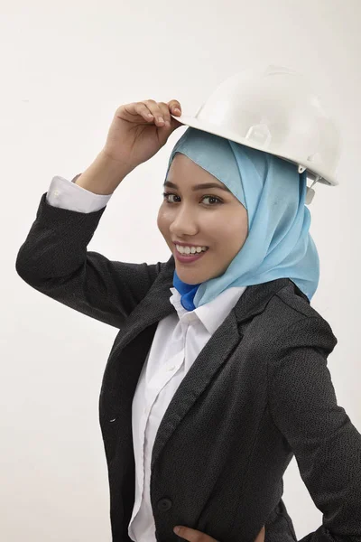 Mujer Malaya Sosteniendo Casco Sobre Fondo Blanco — Foto de Stock