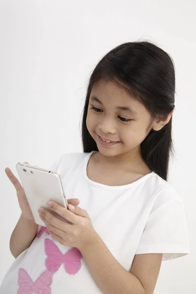 Infância Tecnologia Menina Bonito Usando Telefone Inteligente Isolado Branco — Fotografia de Stock