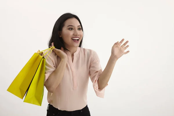 Wanita Dengan Tas Belanja Dengan Latar Belakang Putih — Stok Foto