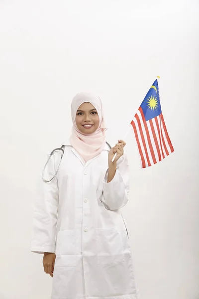 Médico Femenino Malayo Con Bandera Malasia Sobre Fondo Blanco —  Fotos de Stock