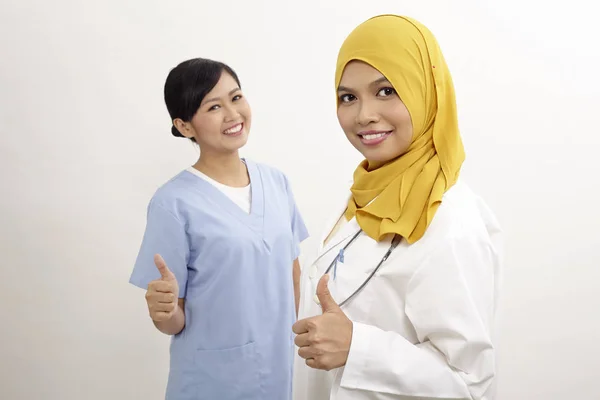 Asiatiska Sjuksköterska Och Läkare Med Tummen Upp Den Vita Bakgrunden — Stockfoto