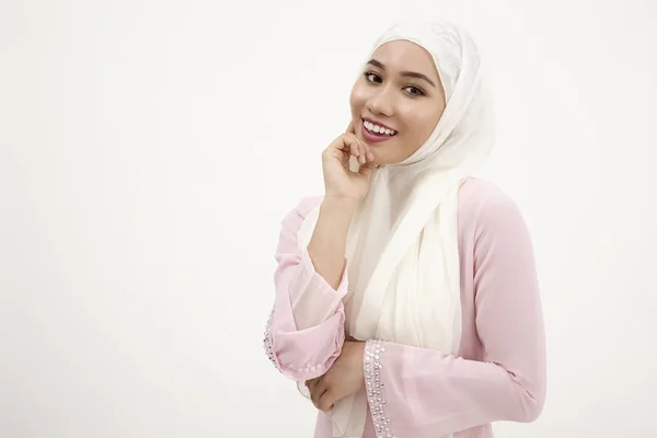 Kameraya Bakarak Pembe Baju Kurung Confidient Malay Kadınla — Stok fotoğraf