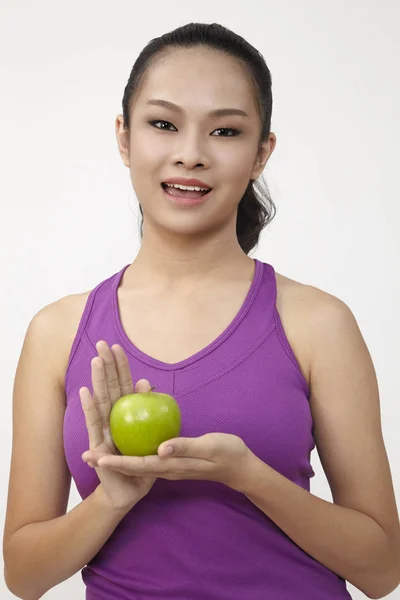 Jolie Fille Chinoise Saine Blanc Tenant Une Pomme Verte — Photo