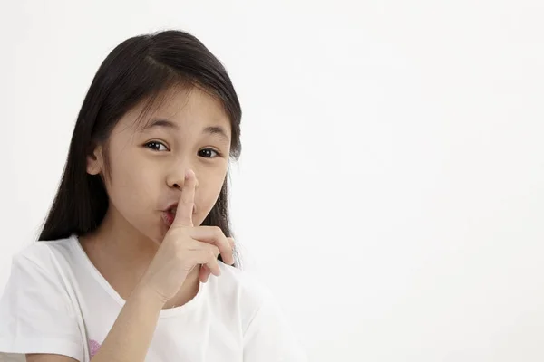 Retrato Expresivo Dedo Niña Hermosa Hasta Los Labios Para Hacer —  Fotos de Stock