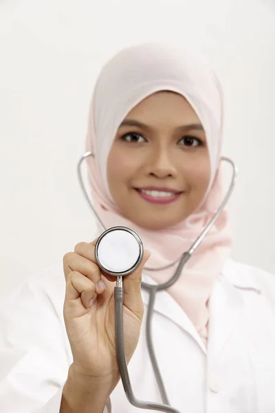 Malese Medico Femminile Sullo Sfondo Bianco — Foto Stock