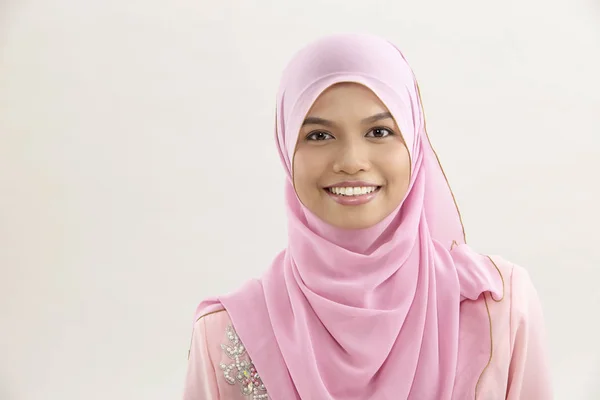 Malajiska Kvinna Med Tudung Sitter Mot Kameran — Stockfoto