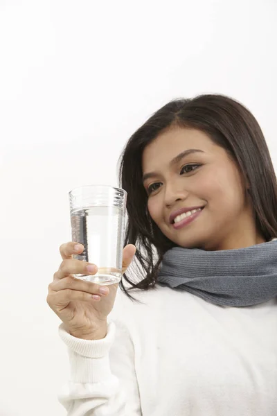 Mujer Malaya Sosteniendo Vaso Agua —  Fotos de Stock