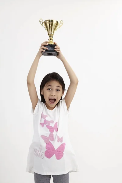 Malay Menina Segurando Troféu Ouro — Fotografia de Stock