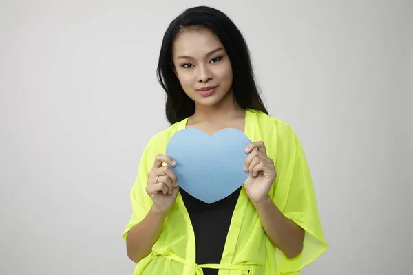 Ung Kvinna Som Håller Blå Färg Hjärtat Formen Papper — Stockfoto