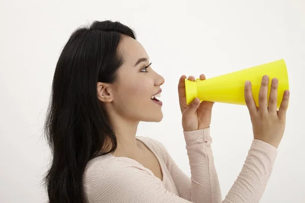 Femme Malaise Utilisant Mégaphone Jaune Sur Fond Blanc — Photo