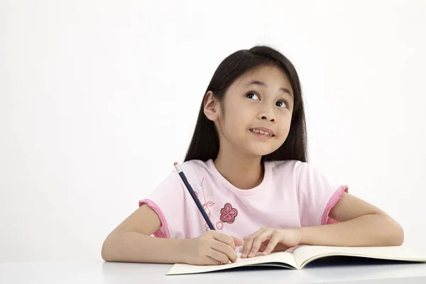 小さな女の子を書く宿題 — ストック写真