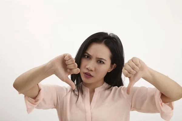 Malay Kadın Başparmak Aşağı Ile Kızgın — Stok fotoğraf