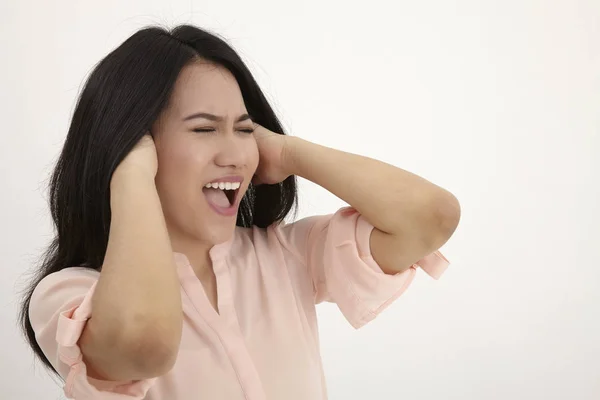 Malajsky Žena Uzavřené Uši Křičí — Stock fotografie