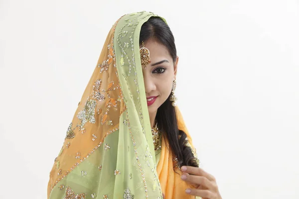 Индийская Женщина Традиционной Одежде Покрывает Себя Шарфом — стоковое фото