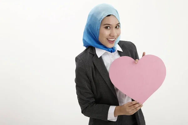 Malaiische Geschäftsfrau Mit Tudung Die Ein Herzförmiges Plakat Hält — Stockfoto