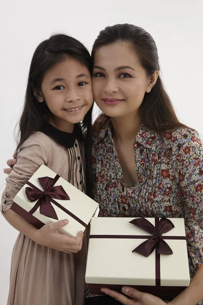 Malaiische Mutter Und Tochter Mit Geschenkboxen — Stockfoto