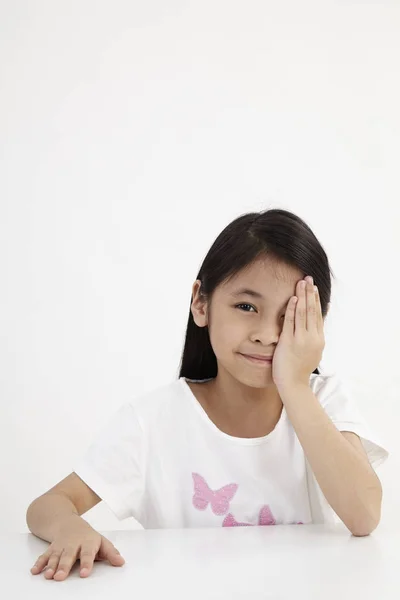 Menina Cobrindo Seu Rosto Fundo Branco — Fotografia de Stock