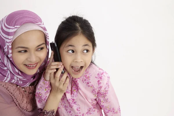 Closeup Ενθουσιασμένος Κορίτσι Και Μητέρα Ακούει Στο Κινητό Τηλέφωνο — Φωτογραφία Αρχείου