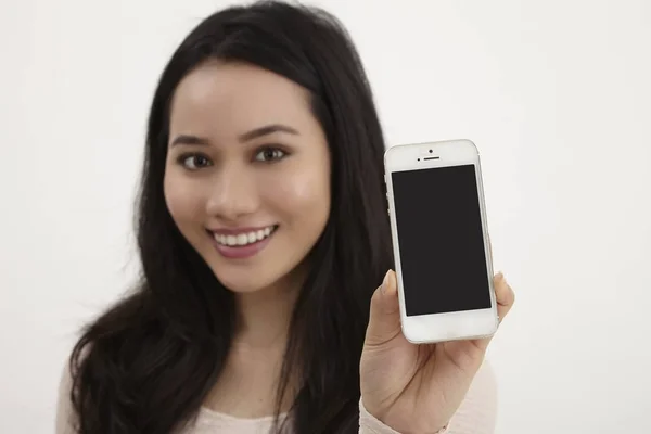 Maleis Vrouw Toon Een Lege Dosplay Smartphone — Stockfoto