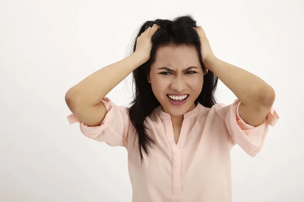 Mulher Muito Frustrada Irritada Puxando Cabelo Isolado Branco — Fotografia de Stock