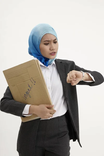 Maleis Zakenvrouw Holding Stapel Documenten Bezorgd — Stockfoto