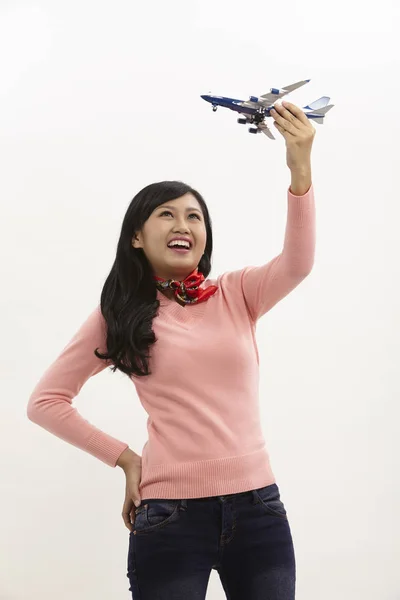 Asyalı Hostes Bir Oyuncak Uçak Holding — Stok fotoğraf