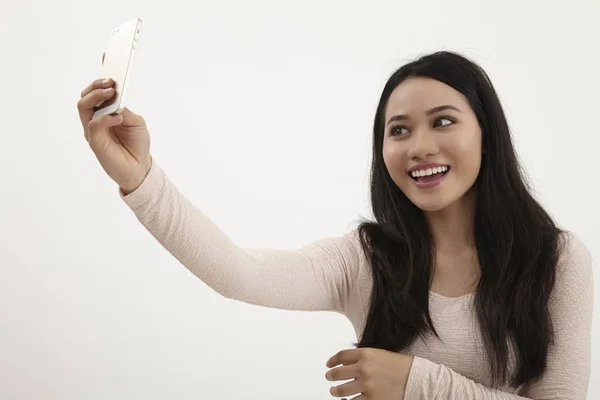 Malese Donna Selfie Bianco Sfondo — Foto Stock