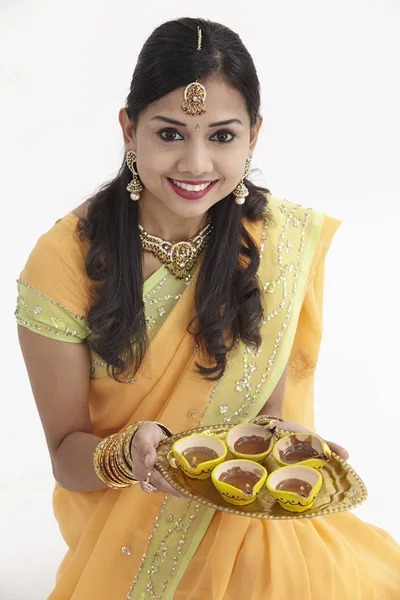 Indiase Vrouw Glamoureuze Traditionele Kleding Houden Een Lade Van Diyas — Stockfoto
