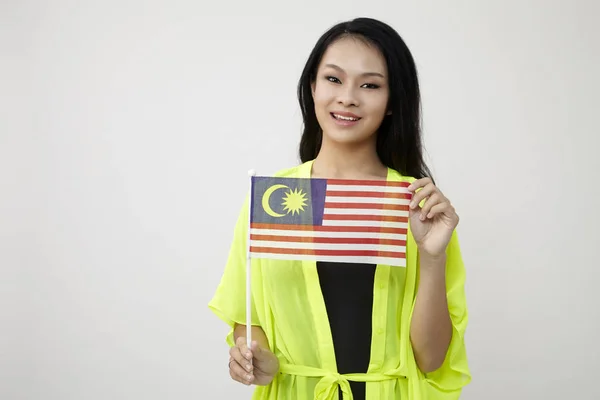 Κινεζική Γυναίκα Κρατώντας Μια Σημαία Της Μαλαισίας — Φωτογραφία Αρχείου