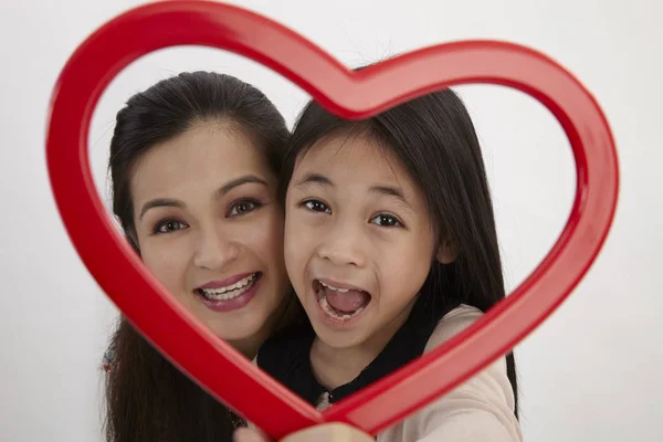 Madre Malaya Hija Sosteniendo Marco Imagen Forma Corazón Rojo Frente — Foto de Stock