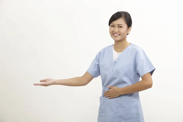Enfermeira Com Uniforme Azul Fundo Branco — Fotografia de Stock