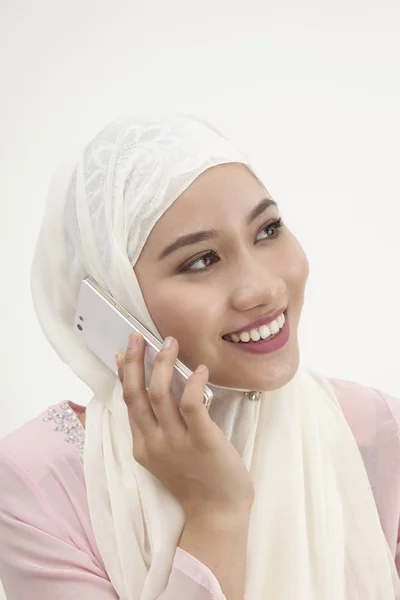 Malaysier Mit Tudung Handy Gespräch — Stockfoto